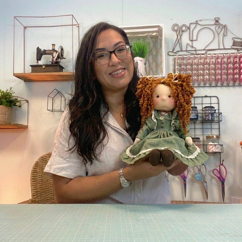 Vivi — criadora do ateliê Bonecas da Vivi, com 11 anos de experiência em bonecas artesanais autorais