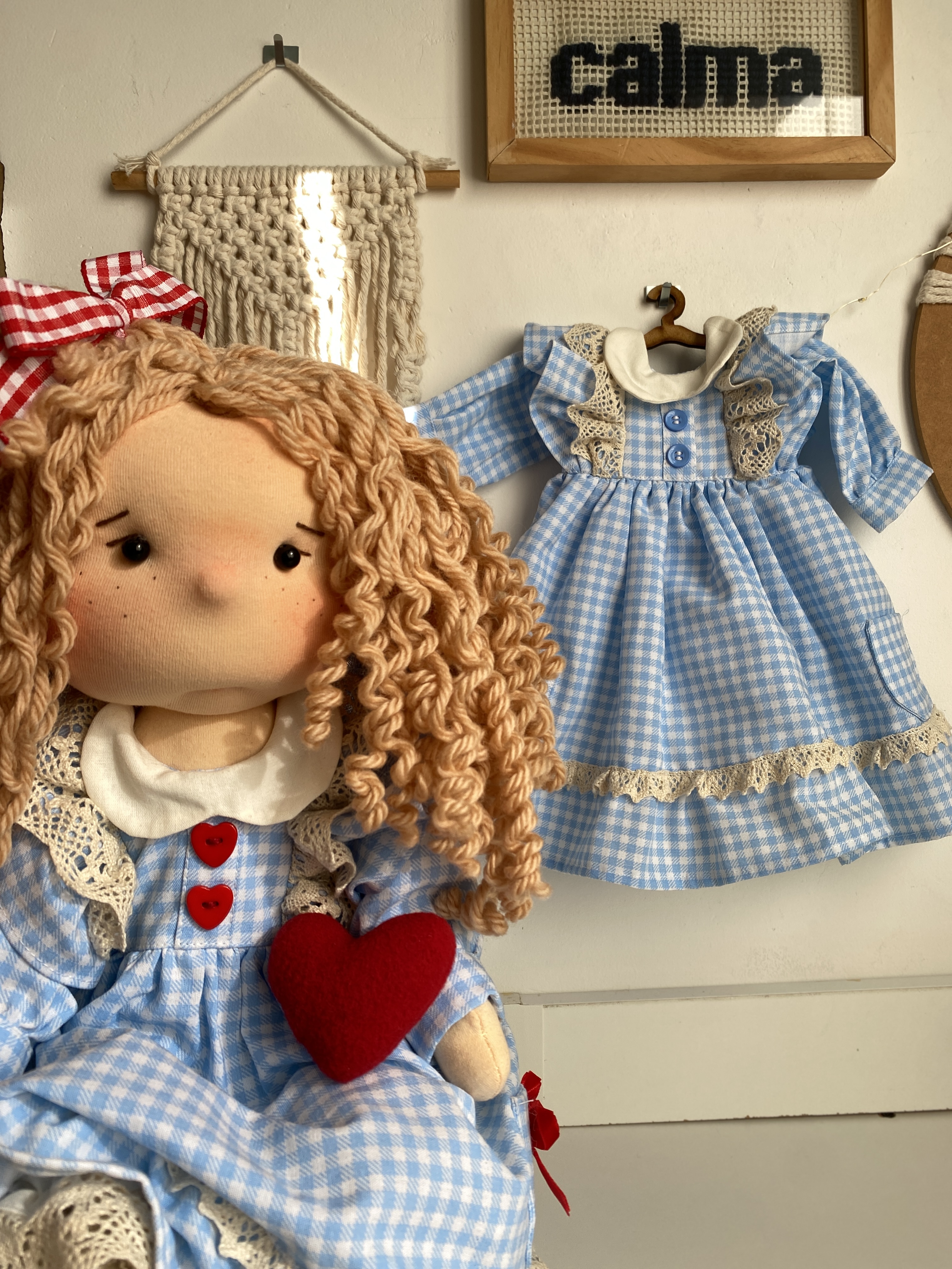 Boneca Megan artesanal — detalhe do trabalho manual