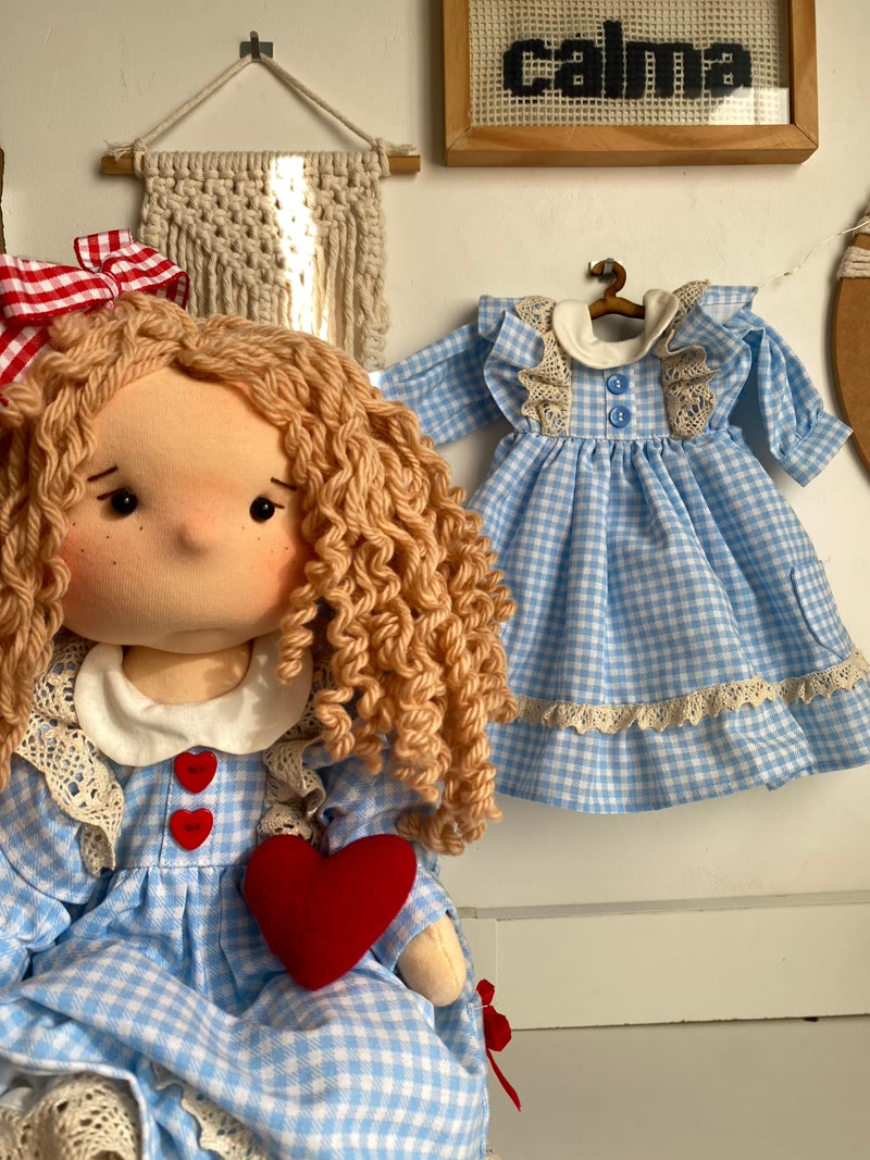 Boneca Megan artesanal — detalhe do trabalho manual